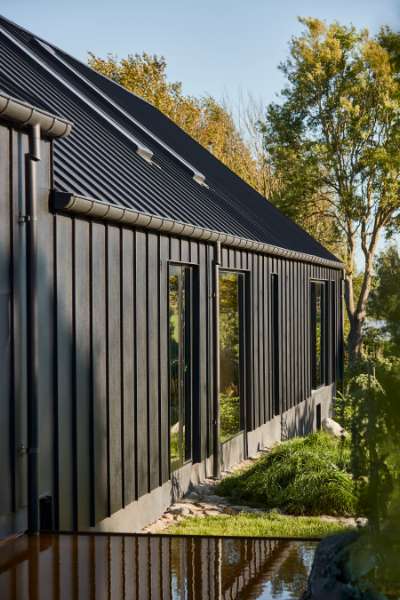 ”Royal” dør – fundet på Christiania, monteret på facade af stål, Volstrupvej 63, 9240 Nibe